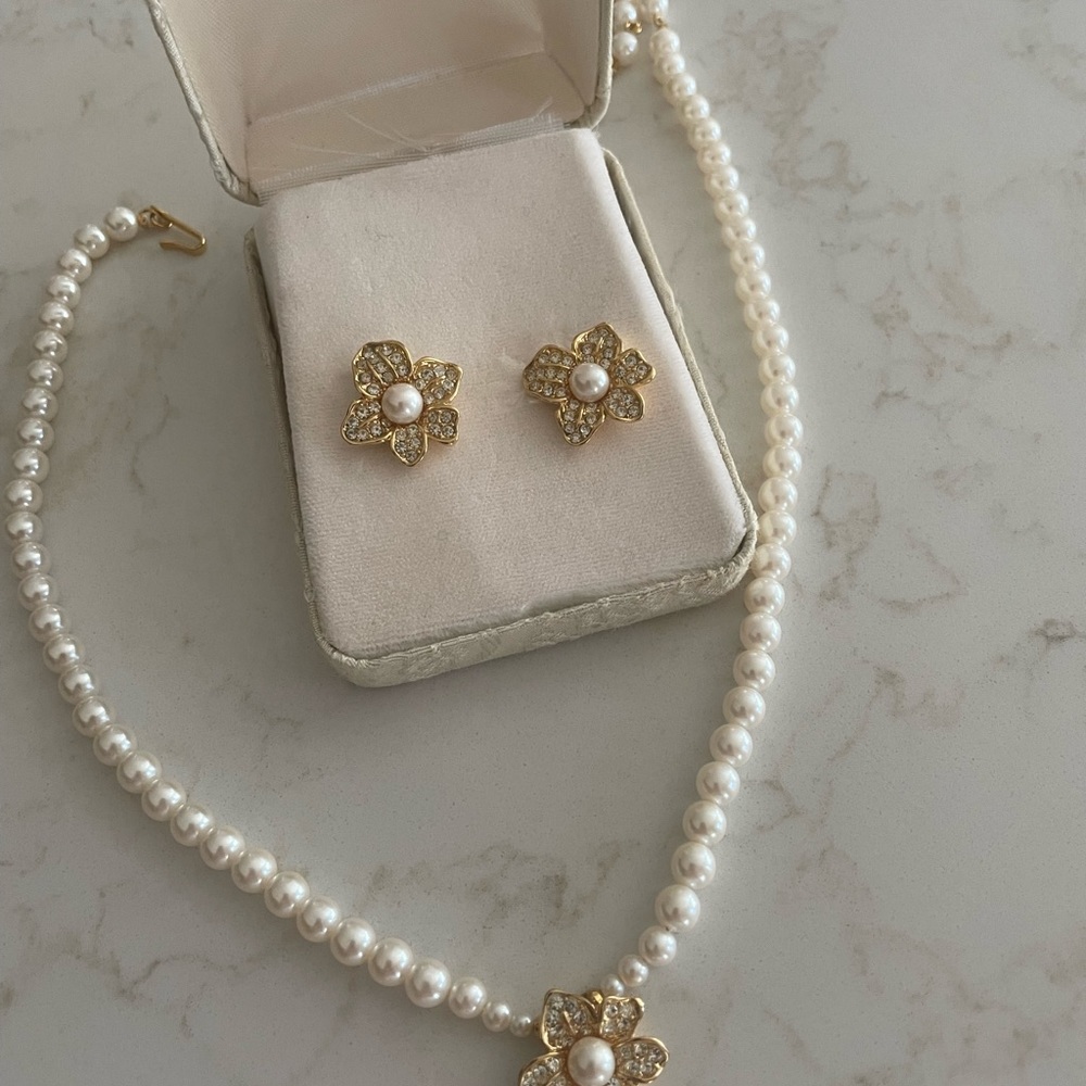 Marvella (vintage) necklace and clip on earrings set. 1991